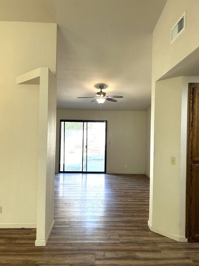 Building Photo - 3 bed/ 2 bath home between The Avenues and Amber Grove