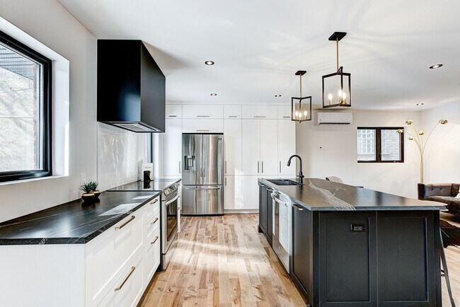 Building Photo - 10578 Av Christophe-Colomb