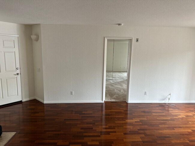 Building Photo - Fashion Valley 2Br/2Ba Condo with 2 car ga...