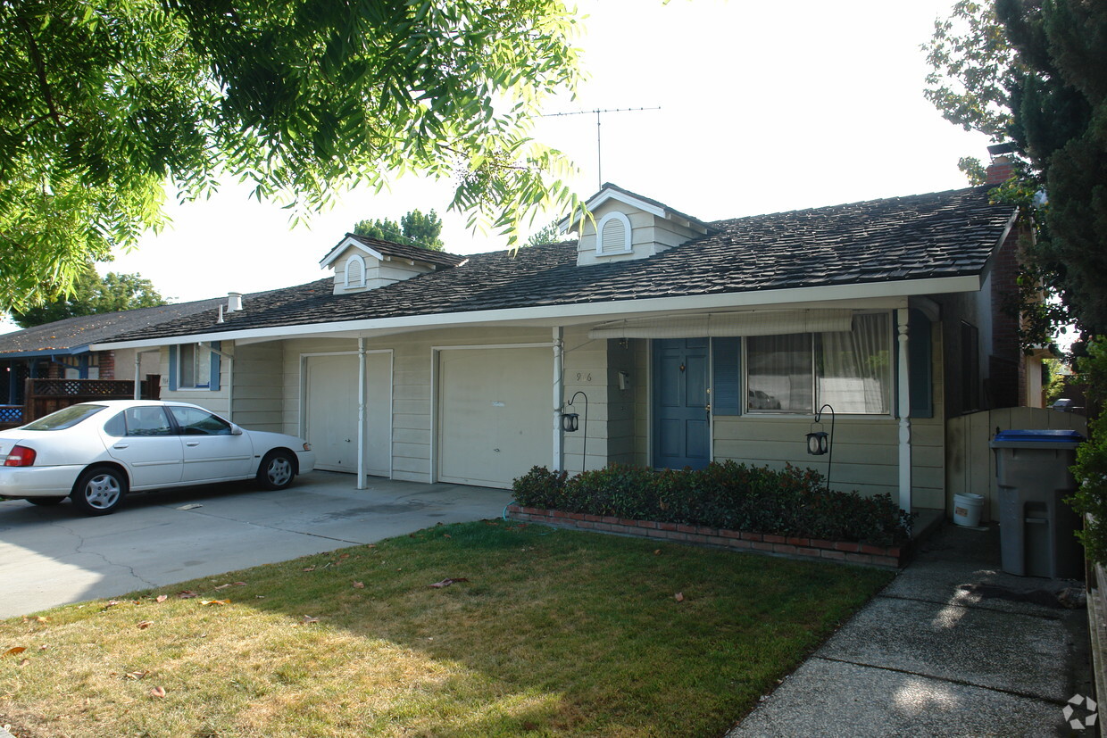 Primary Photo - 966 Desert Isle Dr