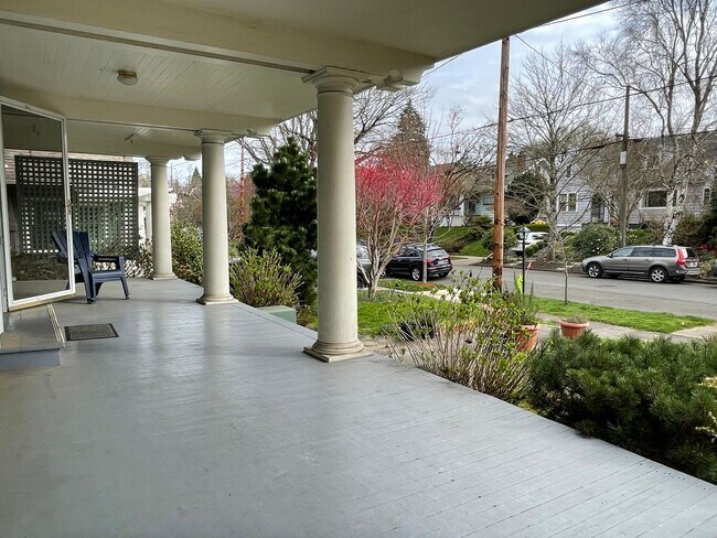 Foto del edificio - Coveted Laurelhurst Craftsman, Detached Garage, A/C, Hardwoods...A Rare Listing!