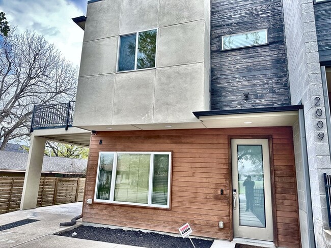 Building Photo - 2009 Uphill Ln