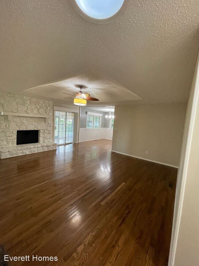 3 br, 2 bath House 1324 S John Ave House Rental in Springfield, MO