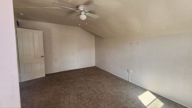 Building Photo - 3 bedroom 2 bathroom single family home | ...