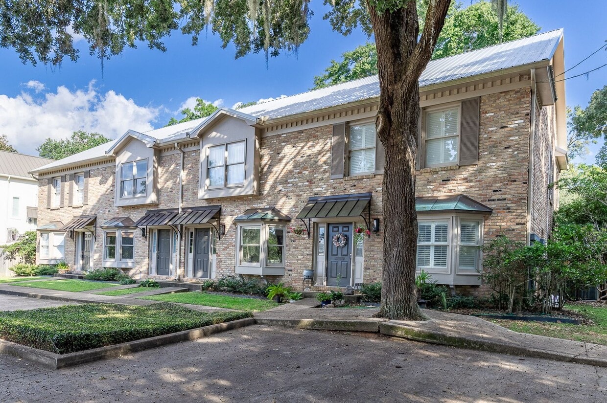 Foto principal - COMING SOON! Two bedroom two and a half ba...