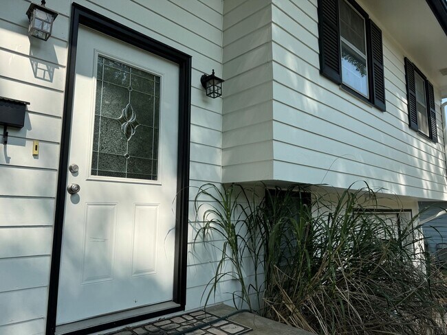 Foto del edificio - Spacious Home For Rent In Bellevue