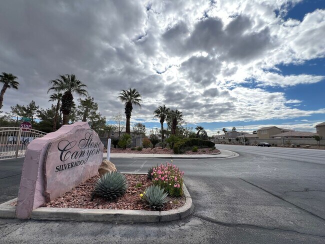 Building Photo - **Beautiful 3 bedroom townhome in Silverad...