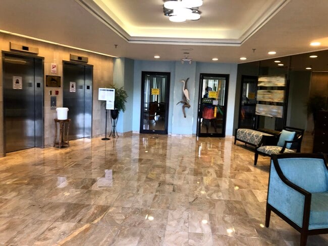 Building Photo - 801 S Ocean Dr