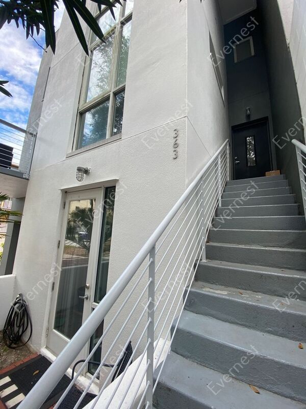 Building Photo - 363 4th Ave S