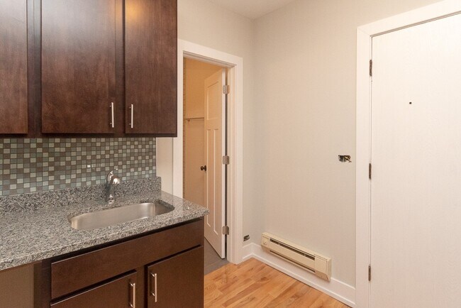 Foto del edificio - 755 W Cornelia Ave