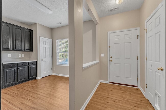 Building Photo - 3 Bedroom Brick Front Carraige Downs Townh...