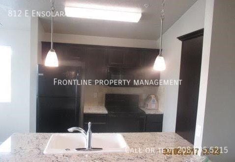 Building Photo - Nice newer unit close to shopping!
