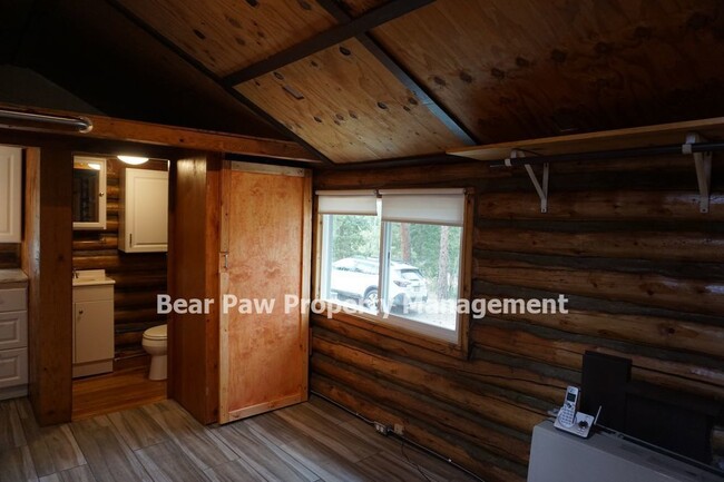 Building Photo - Cute Cabin in the Woods!!