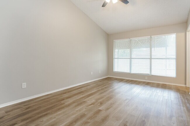 Foto del edificio - 4653 Feathercrest Dr