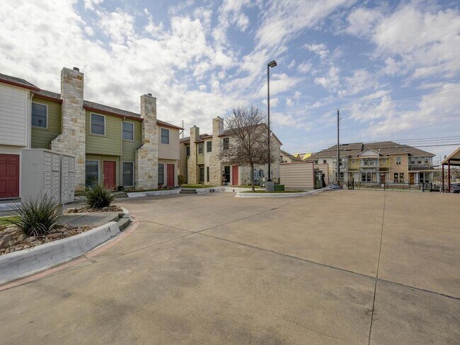 Foto del edificio - 6900 E Riverside Dr