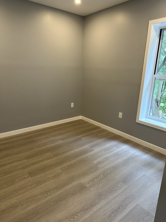 Building Photo - 552 Congress St