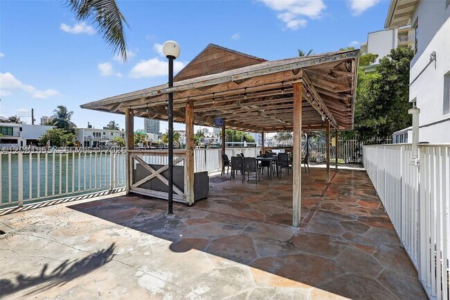 Foto del edificio - 7207 Bay Dr E