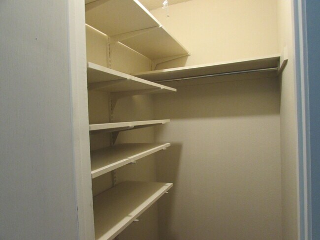Foto del edificio - 3146 Lakeside Dr
