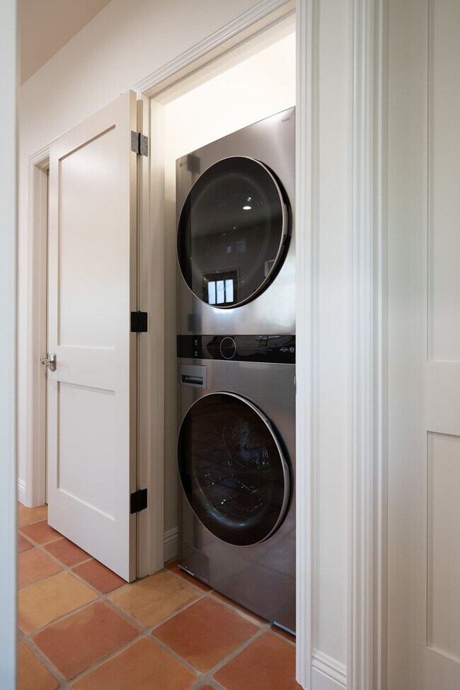 Foto del edificio - Contemporary New home in Monrovia