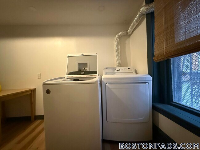 Foto del edificio - 73 Westland Ave