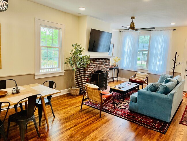 Sala de estar - 1429 Johns Rd
