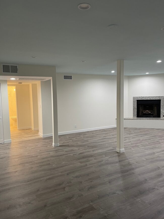 Building Photo - 626 N Isabel St