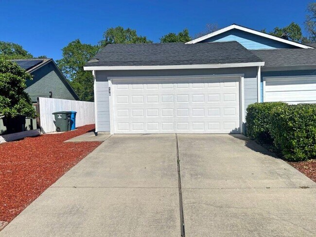 Building Photo - 3 Bedroom 2 Bath Duplex w/ Garage Vacavill...