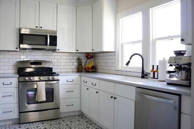 Foto del edificio - 10010 Burton Ave