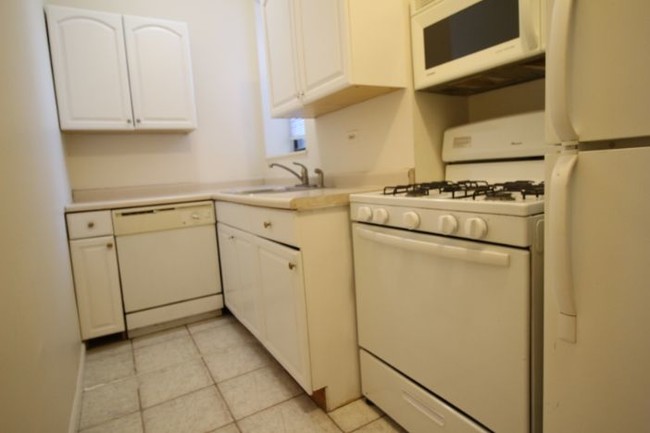 Foto del edificio - 7628 N Rogers Ave