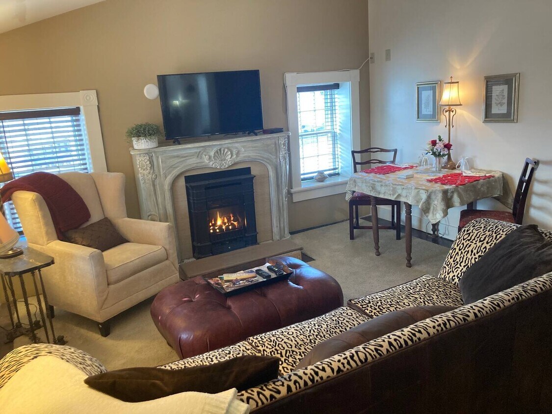 Living Room Area - 603 S Bench St