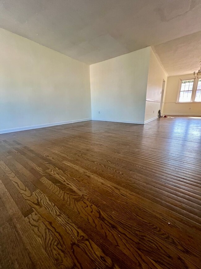 Building Photo - Stunning 3-Bedroom Townhome with Garage in Brookhaven! Available NOW!