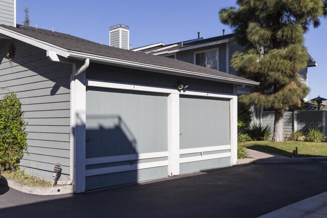 Foto del edificio - Townhouse available in Goleta