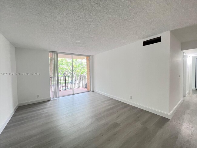 Foto del edificio - 10733 Cleary Blvd