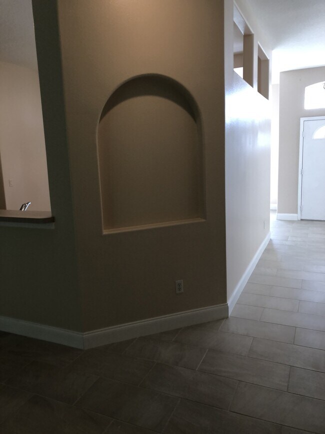 Building Photo - LOTS OF ROOM IN THIS CUTE 3/2 HOME IN CLER...