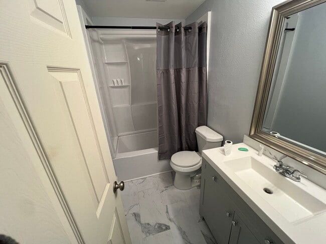 Foto del edificio - 2 Bedroom Townhome in Arvada