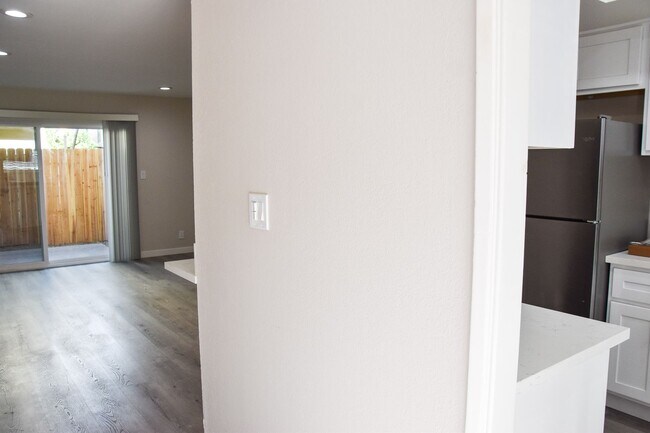 Building Photo - Olive (815) North