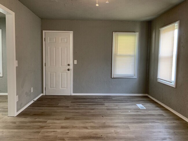 Building Photo - Great 4 Bedroom!!!