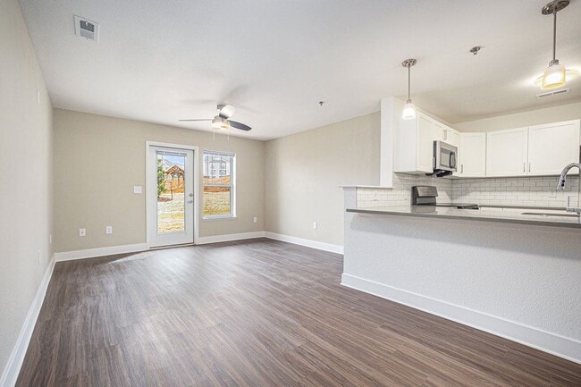 Building Photo - Signature Pointe Apartment Homes