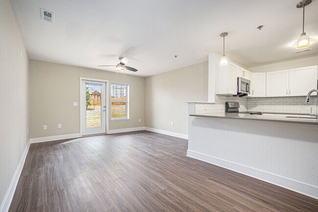 Building Photo - Signature Pointe Apartment Homes