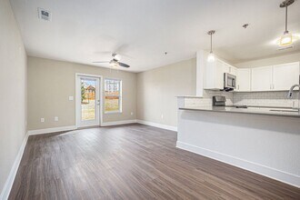 Building Photo - Signature Pointe Apartment Homes