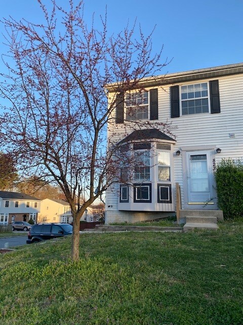 Front of Duplex - Side Driveway Parking - 823 Central Hills Ln
