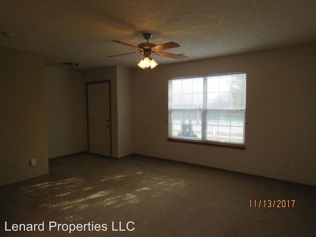 Building Photo - 721 E Kings Carriage Blvd