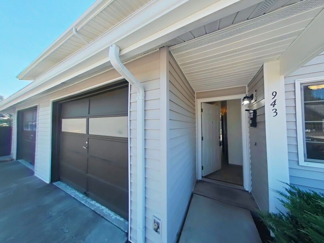 Primary Photo - Duplex ~ Close to Campus ~ Pet Friendly