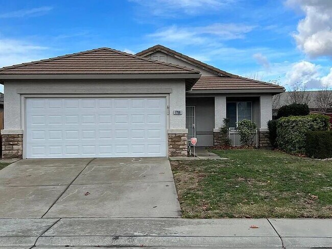 Foto del edificio - 3 bedroom 2 bath in Dry Creek School District.