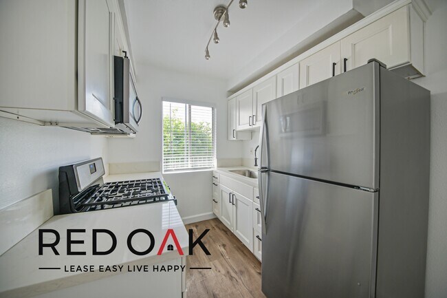 Foto del edificio - ~2 Months FREE~ Stunning One Bedroom Drenc...