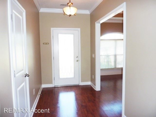 Building Photo - 4 br, 3.5 bath House - 1005 White Oak Circle