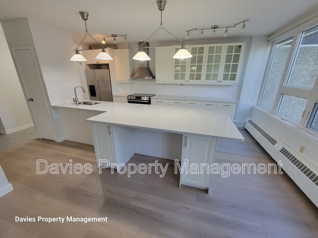 Photo du bâtiment - 11007-11083 83 Ave NW