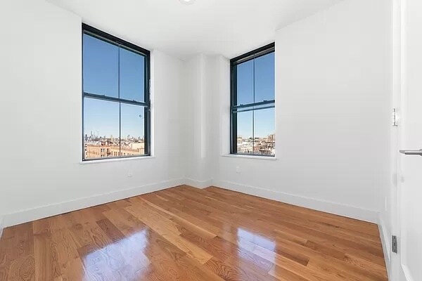 Foto del edificio - 5527 Myrtle Ave