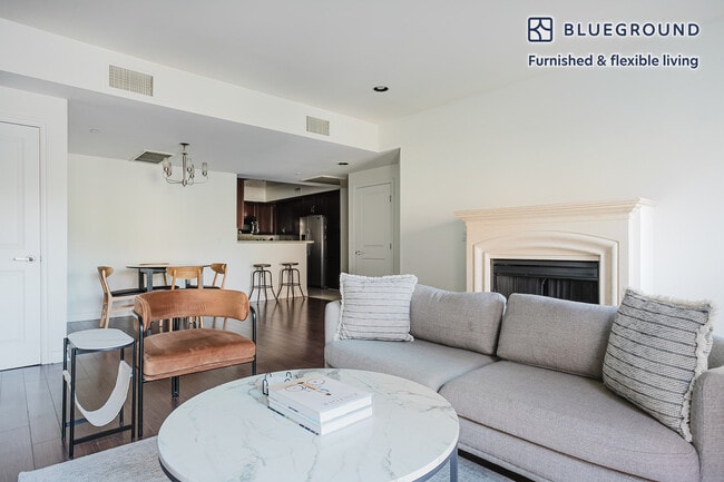 Foto del edificio - 1212 McClellan Dr