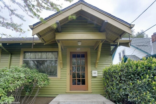 Building Photo - 724 NE 19th Ave